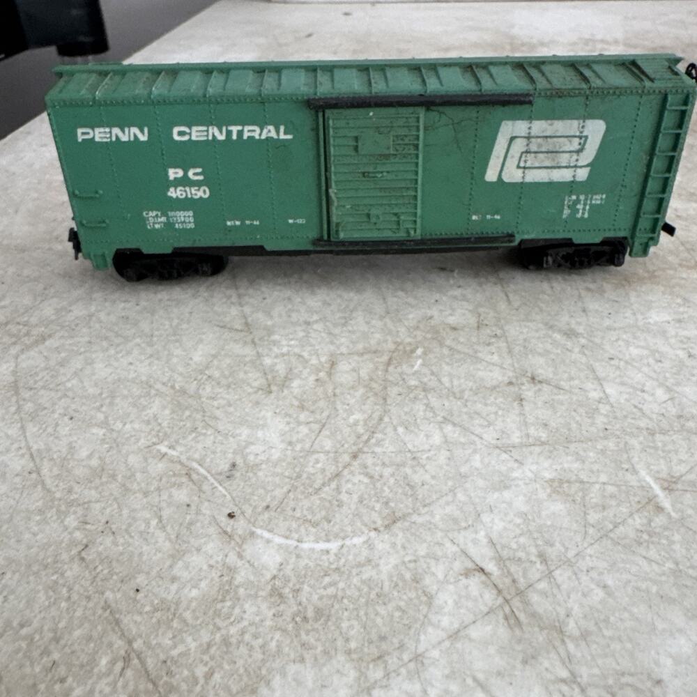 HO Scale Athearn Blue Box RTR 40' Steel Box Car Penn Central Kadees